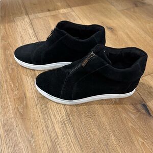 Blondo waterproof bootie 
*almost brand new*
Black suede like material
